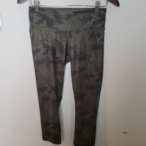 LULULEMON WUNDER UNDER CROP SAVASANA CAMO FATIGUE GREEN (FULL ON LUXTREME), SIZ